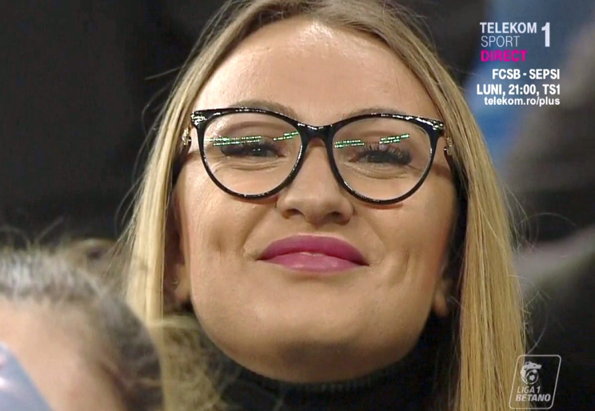 CSU CRAIOVA - CFR CLUJ 0-0 » Galerie foto » O olteancă sexy din tribune, gesturi lascive spre camera de transmisie