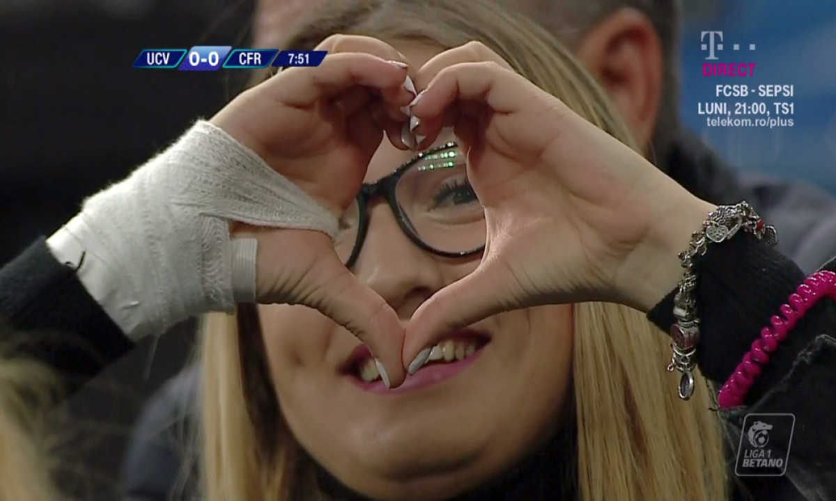 CSU CRAIOVA - CFR CLUJ 0-0 » Galerie foto » O olteancă sexy din tribune, gesturi lascive spre camera de transmisie