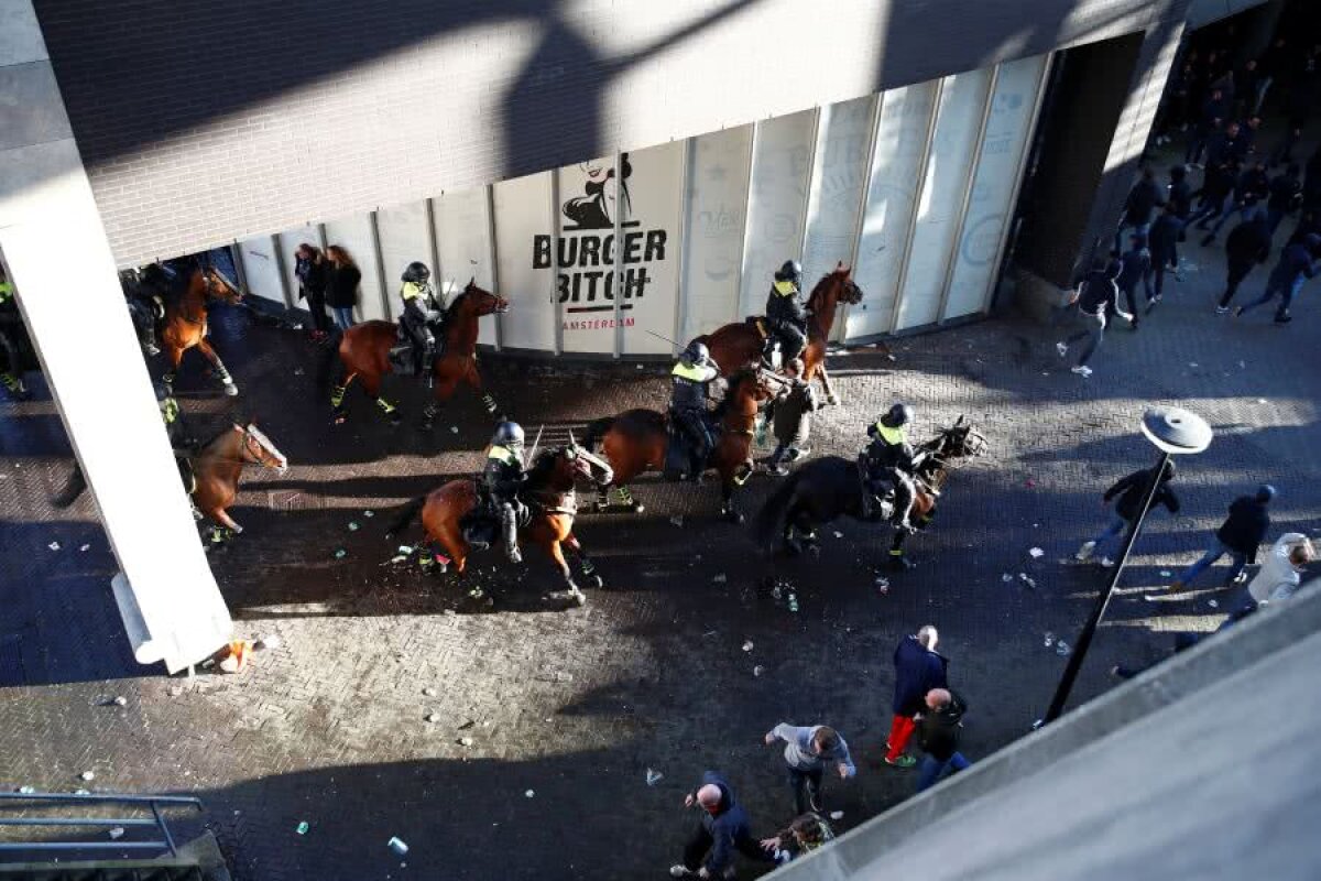 Ajax - Juventus // VIDEO+FOTO Poliția i-a atacat pe fanii olandezi cu tunuri cu apă lângă stadion + Numeroase arestări