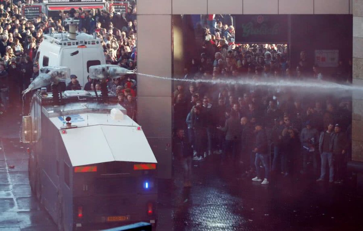 Ajax - Juventus 1-1 // FOTO A fost HAOS la Amsterdam! 120 de ultraşi torinezi arestaţi!