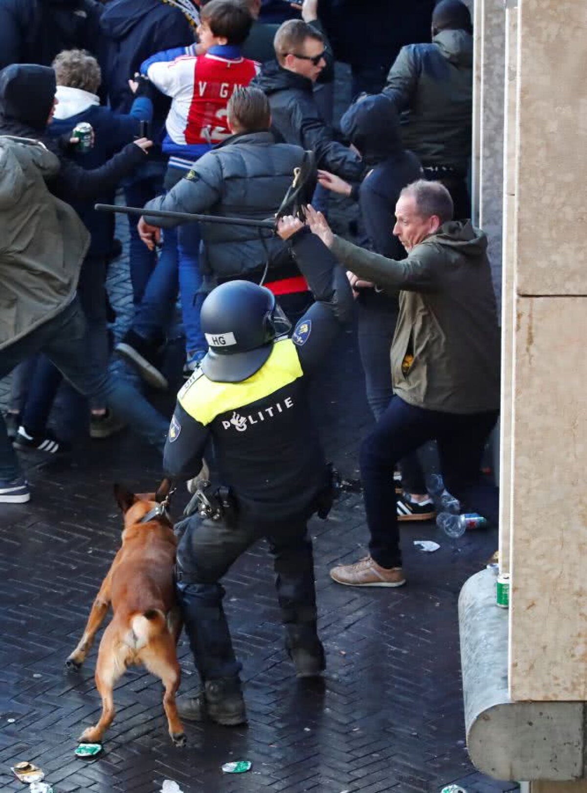 Ajax - Juventus 1-1 // FOTO A fost HAOS la Amsterdam! 120 de ultraşi torinezi arestaţi!