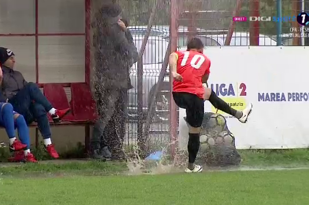 FOTO Eugen Trică făcut fleașcă în bălțile de pe terenul lui Balotești