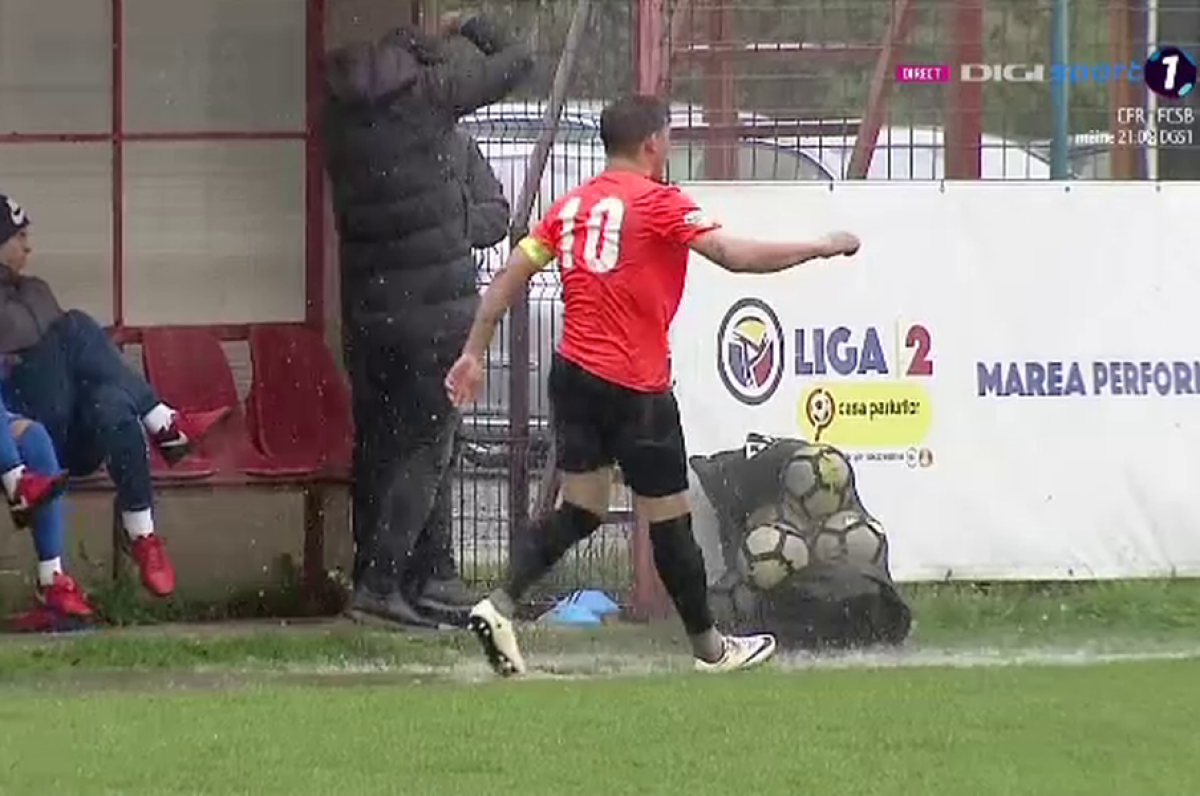 FOTO Eugen Trică făcut fleașcă în bălțile de pe terenul lui Balotești