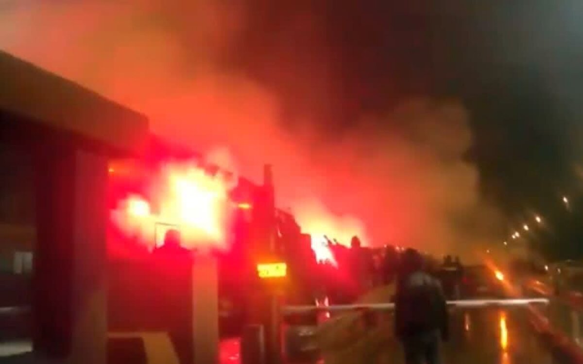 AEL LARISSA - PAOK 1-1 // VIDEO + FOTO Imagini fabuloase din Salonic! Fanii lui Răzvan Lucescu, show cu torțe la revenirea jucătorilor