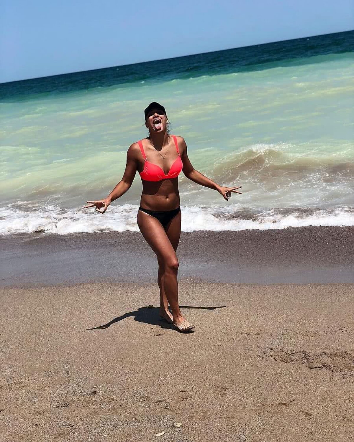 GALERIE FOTO Bianca Bazaliu, noua Cristina Neagu » Bestie pe teren, incendiară pe plajă