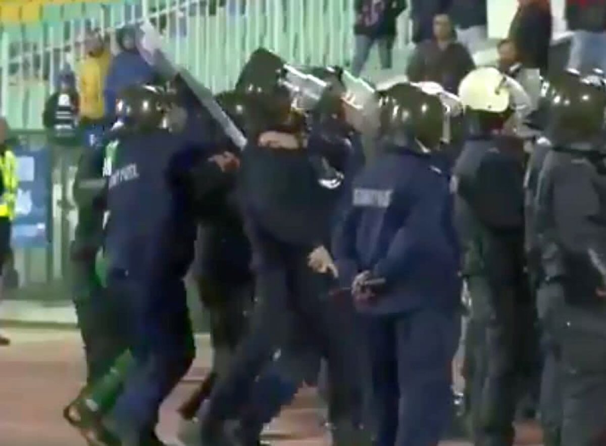 VIDEO + FOTO Cosmin Moți a provocat un scandal uriaș în Bulgaria! Fanii au vrut să intre pe teren să-l bată + fundașul, scos cu jandarmii de pe teren