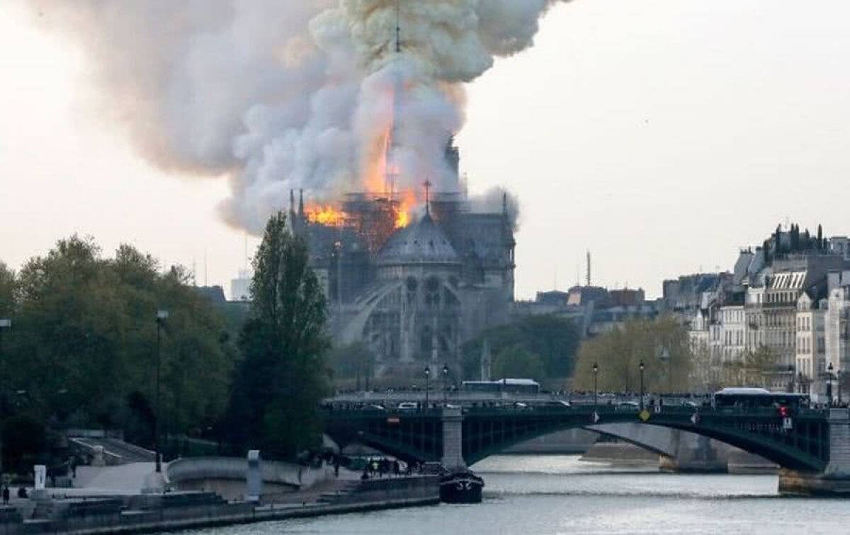 Cathédrale Notre-Dame de Paris // Incendiu major la Catedrala Notre-Dame din Paris!