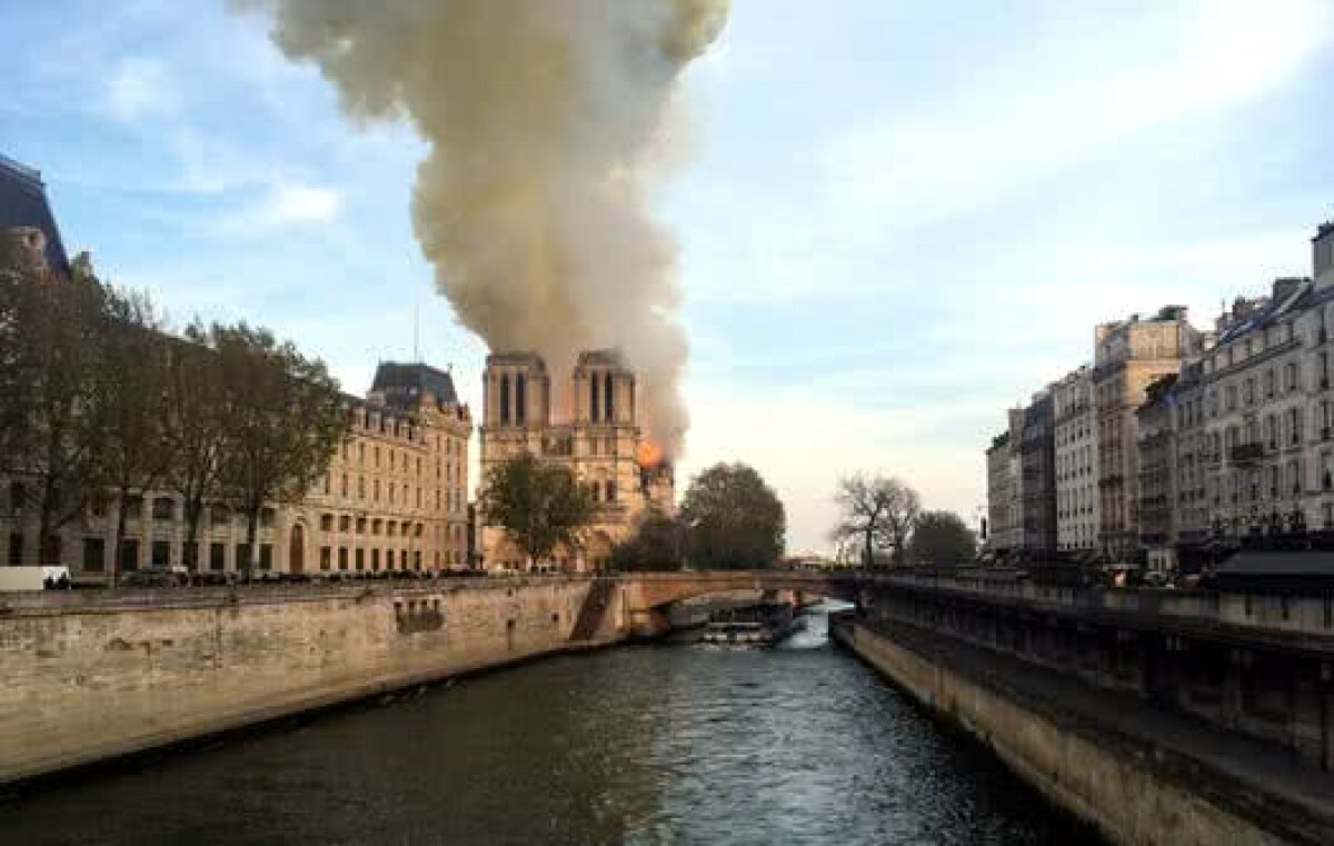 Cathédrale Notre-Dame de Paris // Incendiu major la Catedrala Notre-Dame din Paris!