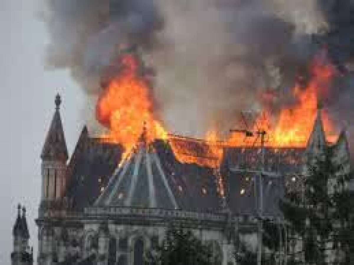 Cathédrale Notre-Dame de Paris // Incendiu major la Catedrala Notre-Dame din Paris!