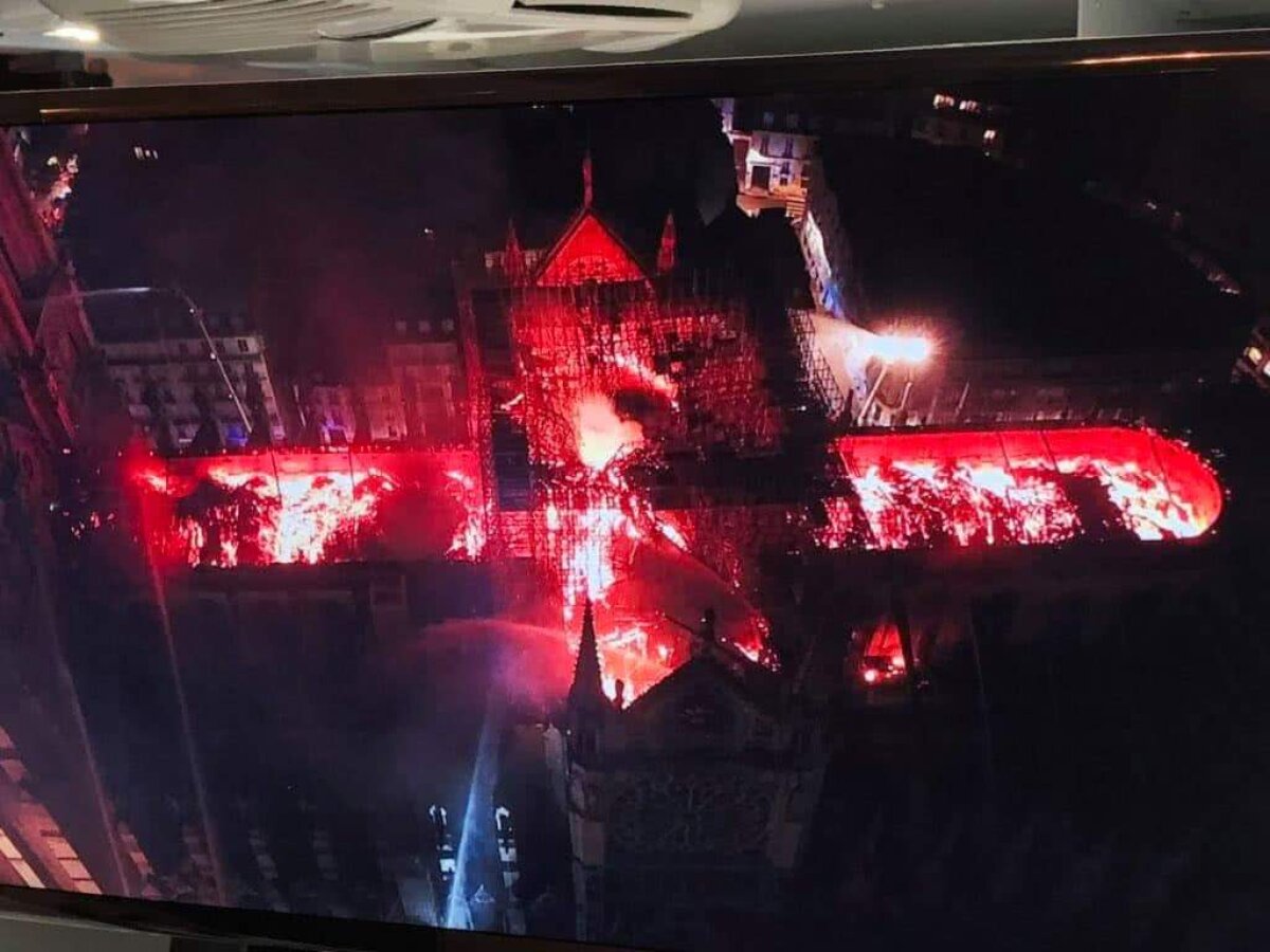 Cathédrale Notre-Dame de Paris // Incendiu major la Catedrala Notre-Dame din Paris!