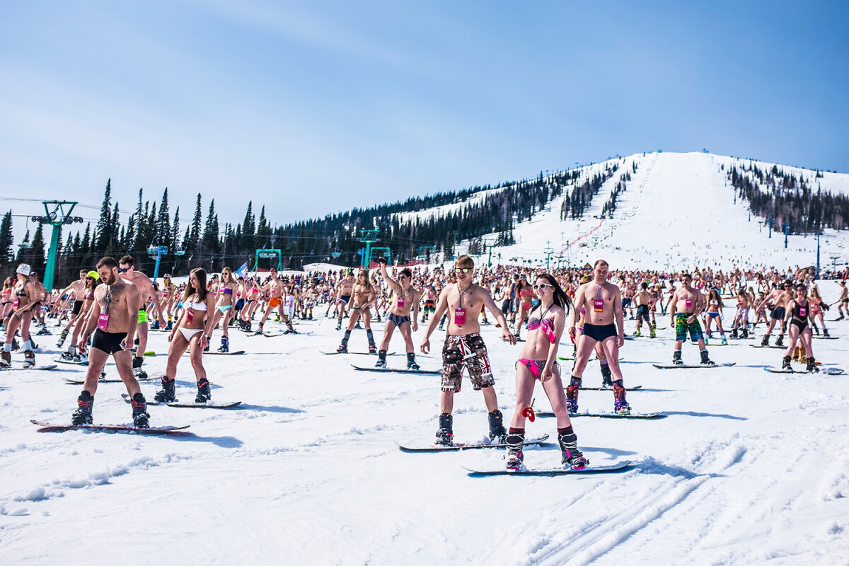 FOTO HOT Pârtia pe care se schiază doar în bikini: sute de schiori renunță la haine!