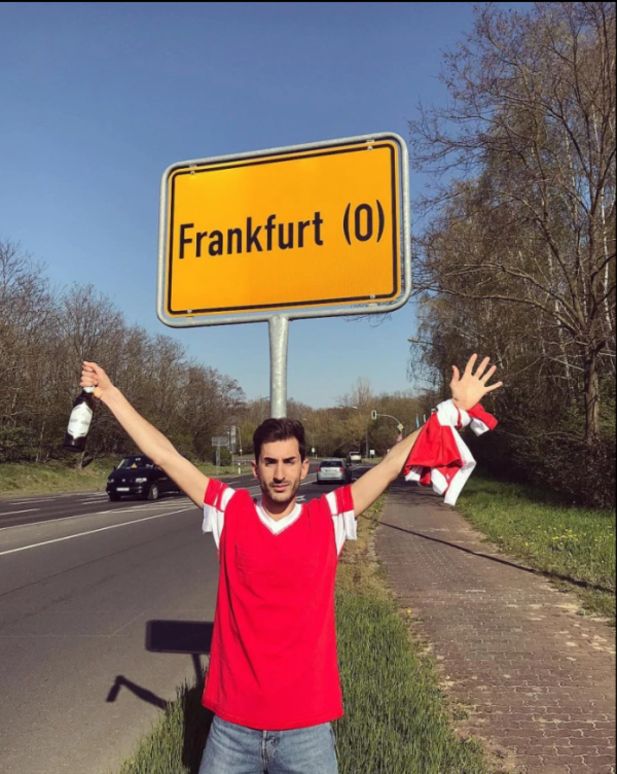 FRANKFURT - BENFICA // FOTO Deplasare cu năbădăi » Un fan portughez a mers în alt Frankfurt :) 