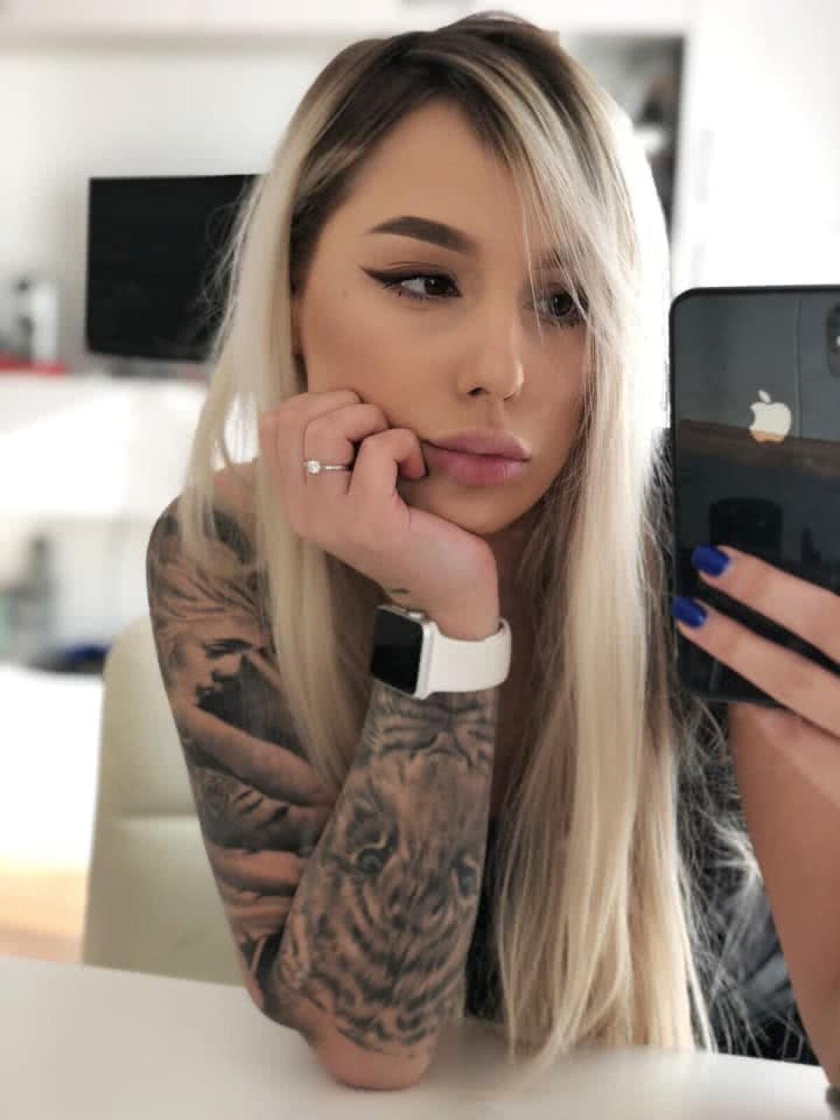 GALERIE FOTO Sexy-blondina unuia dintre cei mai tineri portari titulari ai Ligii 1! E pasionată de tatuaje și bulldogi 