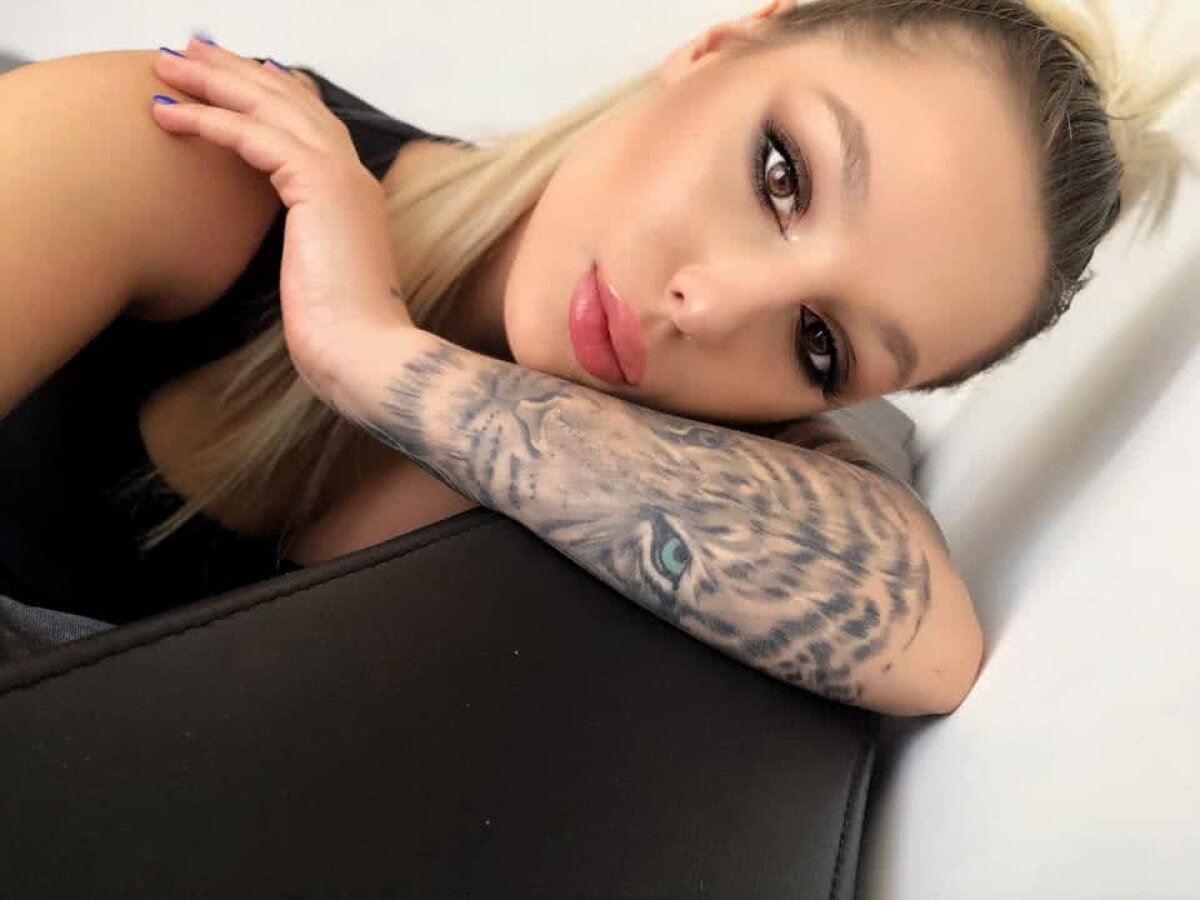 GALERIE FOTO Sexy-blondina unuia dintre cei mai tineri portari titulari ai Ligii 1! E pasionată de tatuaje și bulldogi 