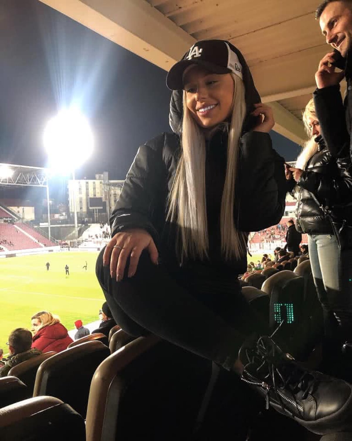 GALERIE FOTO Sexy-blondina unuia dintre cei mai tineri portari titulari ai Ligii 1! E pasionată de tatuaje și bulldogi 