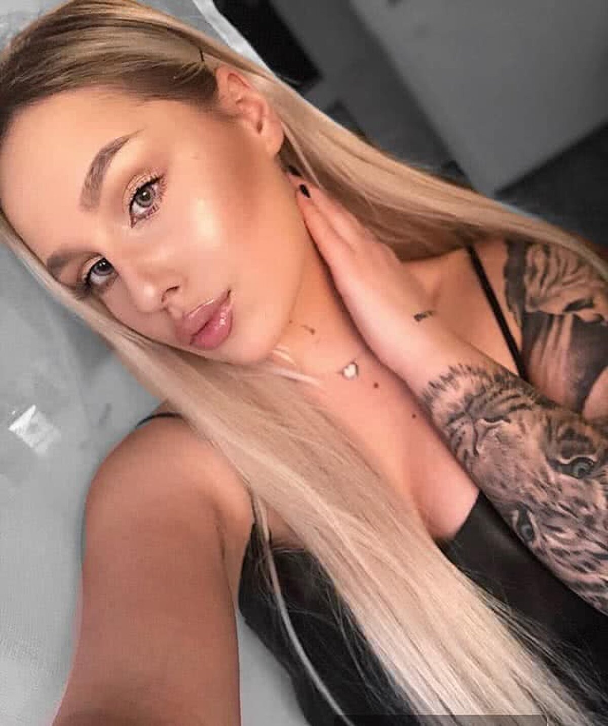 GALERIE FOTO Sexy-blondina unuia dintre cei mai tineri portari titulari ai Ligii 1! E pasionată de tatuaje și bulldogi 