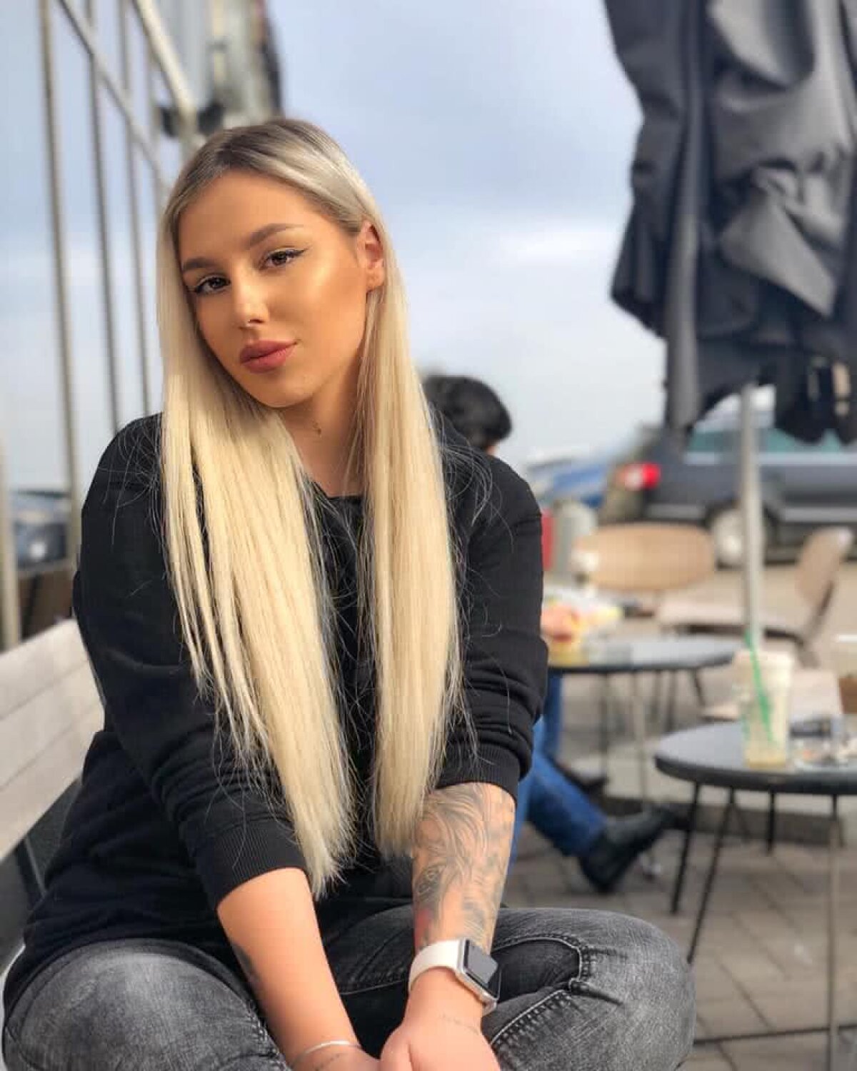 GALERIE FOTO Sexy-blondina unuia dintre cei mai tineri portari titulari ai Ligii 1! E pasionată de tatuaje și bulldogi 