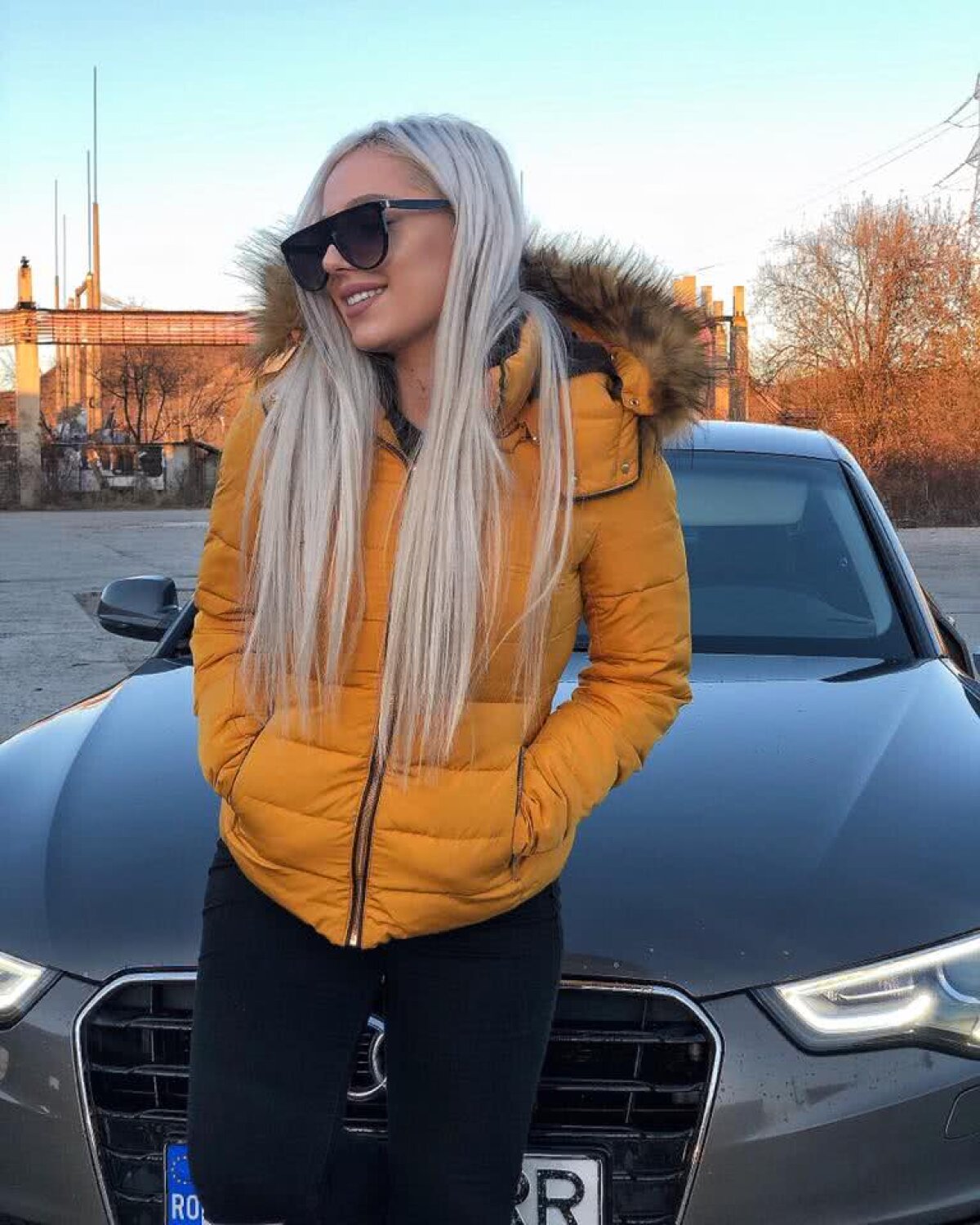 GALERIE FOTO Sexy-blondina unuia dintre cei mai tineri portari titulari ai Ligii 1! E pasionată de tatuaje și bulldogi 