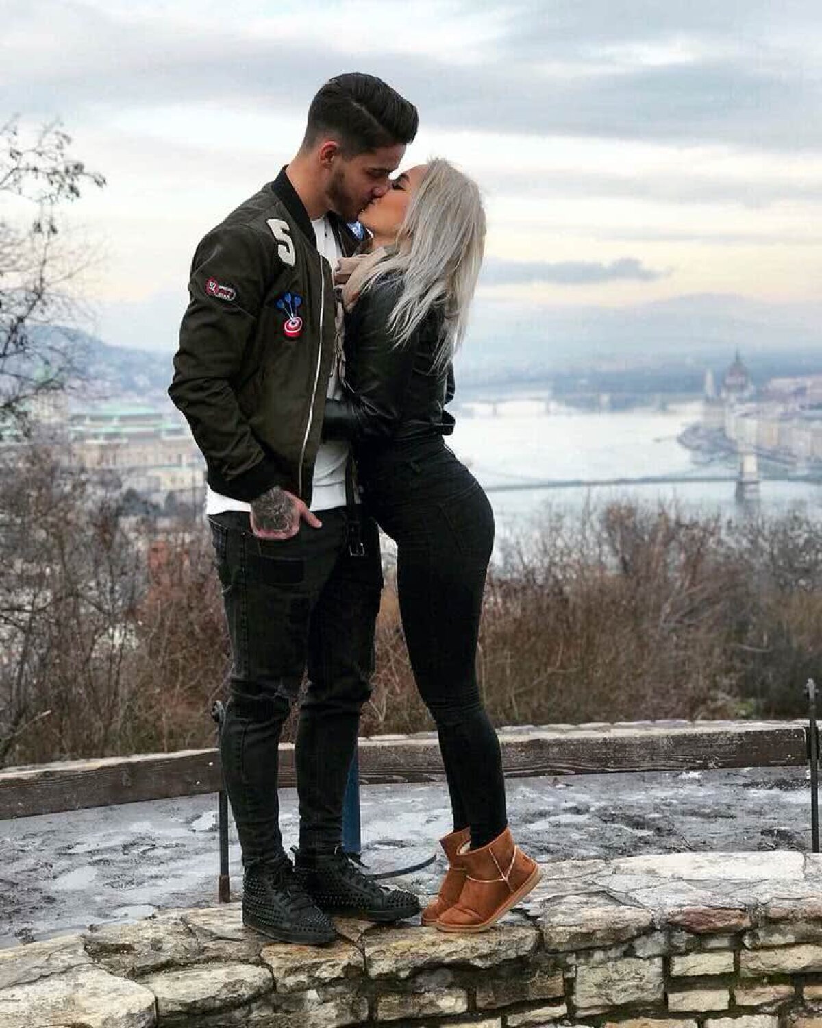 GALERIE FOTO Sexy-blondina unuia dintre cei mai tineri portari titulari ai Ligii 1! E pasionată de tatuaje și bulldogi 