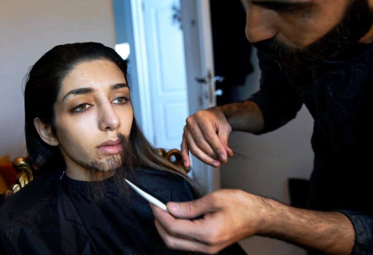 GALERIE FOTO IMPRESIONANT! Zeinab, o promotoare a feminismului din Iran, s-a deghizat în bărbat pentru a intra pe stadion la un meci de fotbal