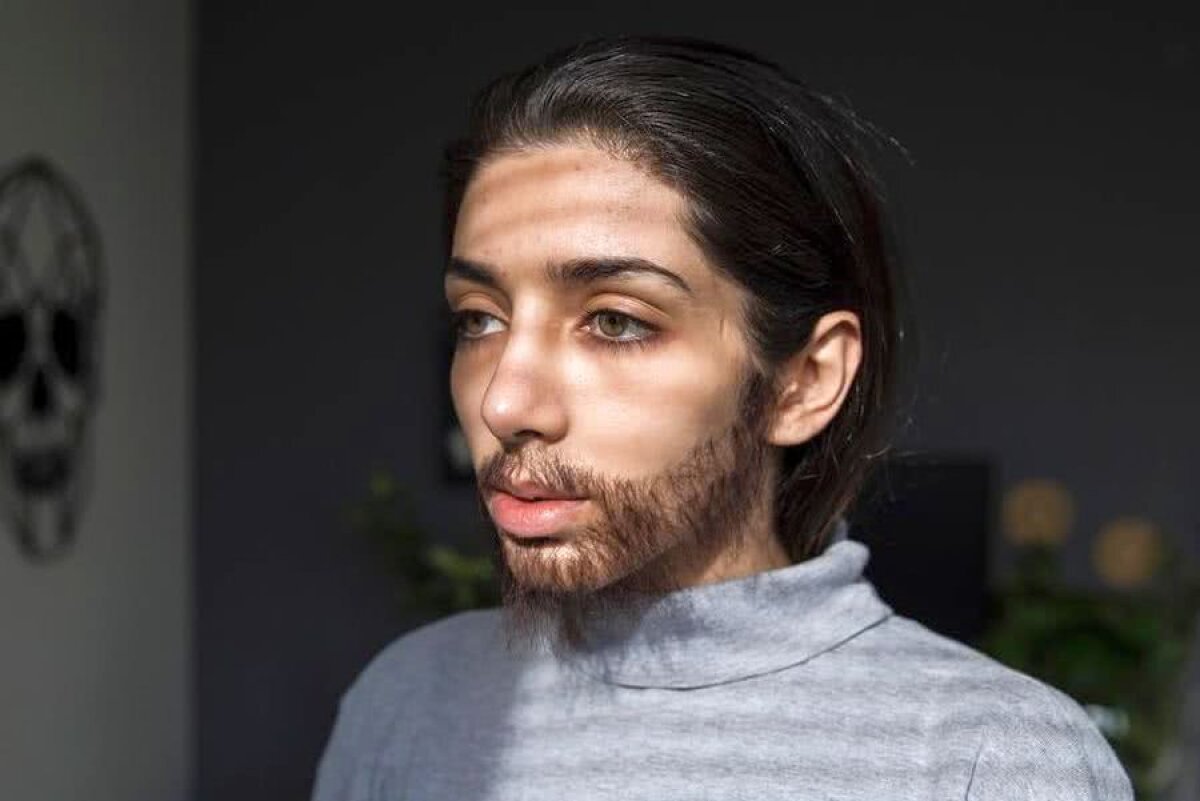 GALERIE FOTO IMPRESIONANT! Zeinab, o promotoare a feminismului din Iran, s-a deghizat în bărbat pentru a intra pe stadion la un meci de fotbal