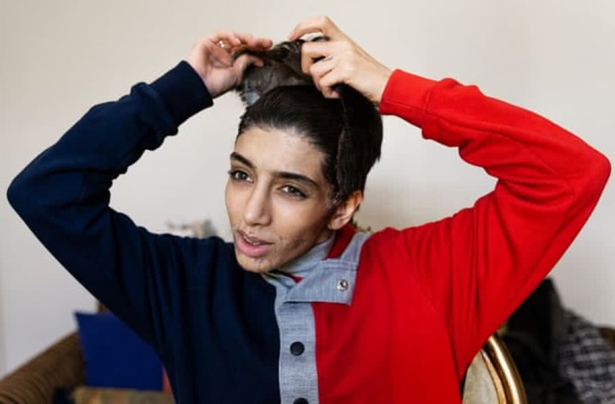 GALERIE FOTO IMPRESIONANT! Zeinab, o promotoare a feminismului din Iran, s-a deghizat în bărbat pentru a intra pe stadion la un meci de fotbal