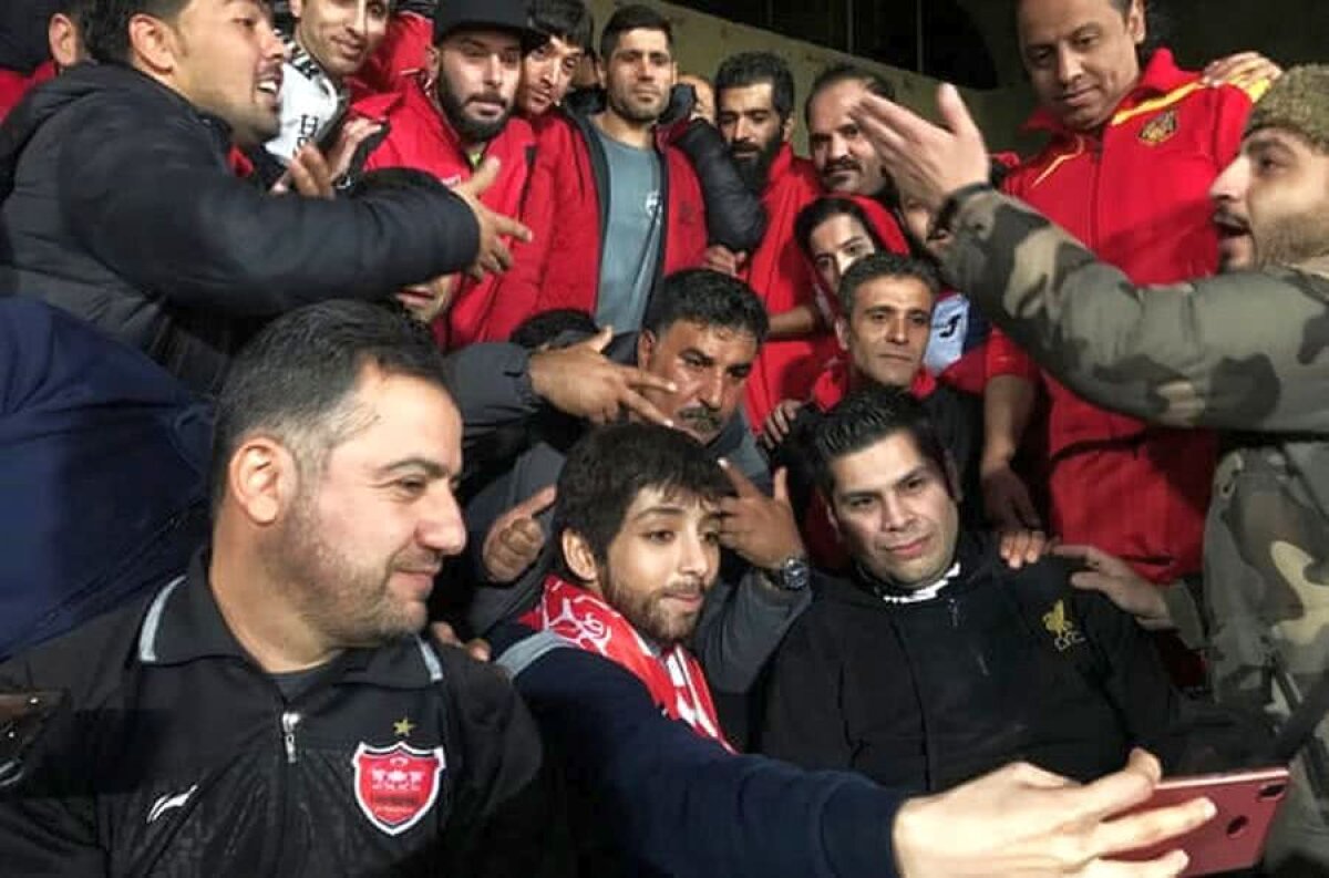 GALERIE FOTO IMPRESIONANT! Zeinab, o promotoare a feminismului din Iran, s-a deghizat în bărbat pentru a intra pe stadion la un meci de fotbal