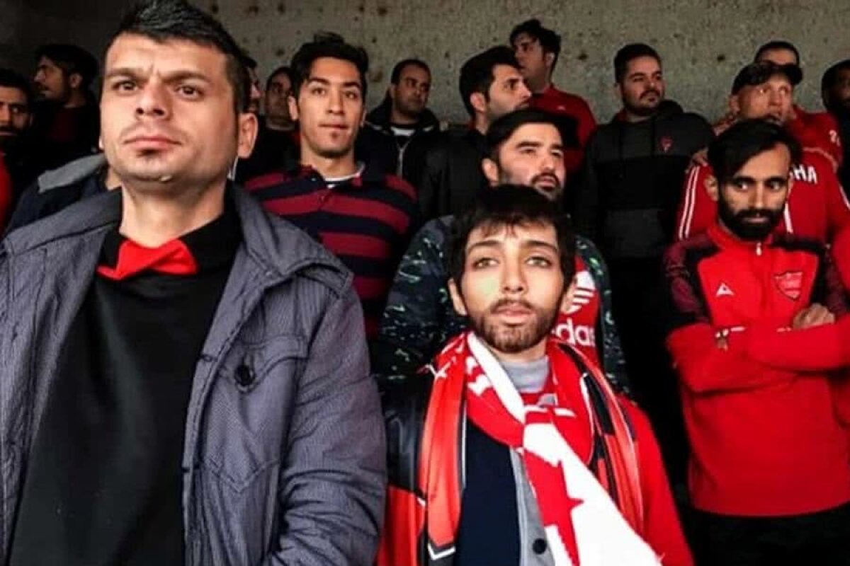 GALERIE FOTO IMPRESIONANT! Zeinab, o promotoare a feminismului din Iran, s-a deghizat în bărbat pentru a intra pe stadion la un meci de fotbal