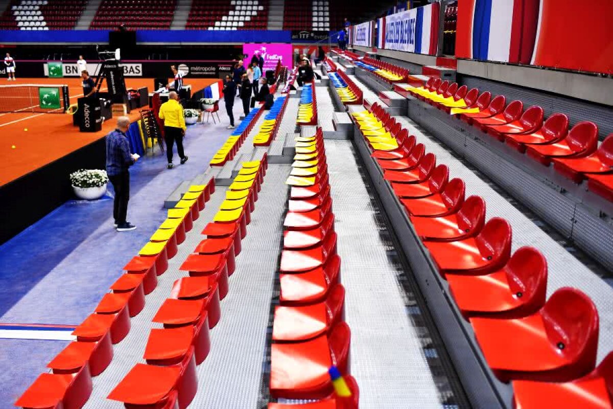 FRANȚA - ROMÂNIA, FED CUP // FOTO + VIDEO Imagini filmate cu o oră înainte de meci: Emil Boc, șef de galerie + scenografia pregătită de cei 1800 de români