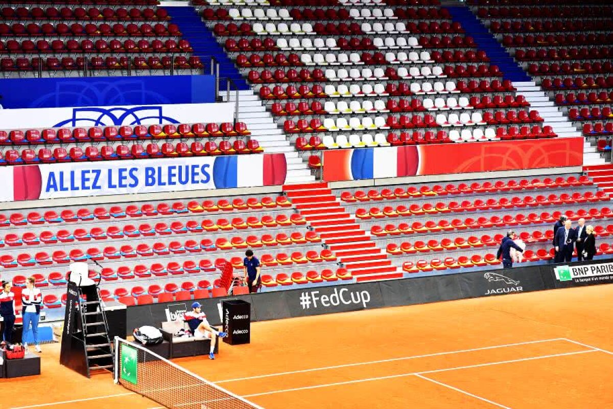 FRANȚA - ROMÂNIA, FED CUP // FOTO + VIDEO Imagini filmate cu o oră înainte de meci: Emil Boc, șef de galerie + scenografia pregătită de cei 1800 de români