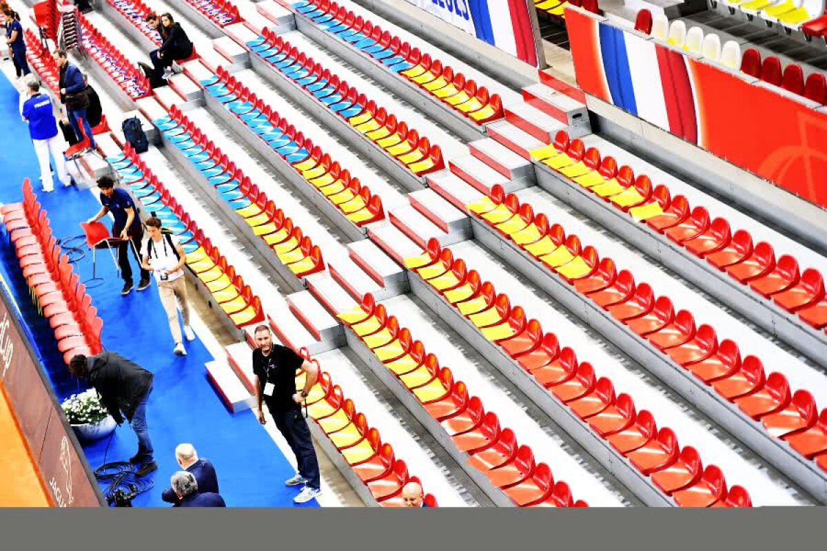 FRANȚA - ROMÂNIA, FED CUP // FOTO + VIDEO Imagini filmate cu o oră înainte de meci: Emil Boc, șef de galerie + scenografia pregătită de cei 1800 de români