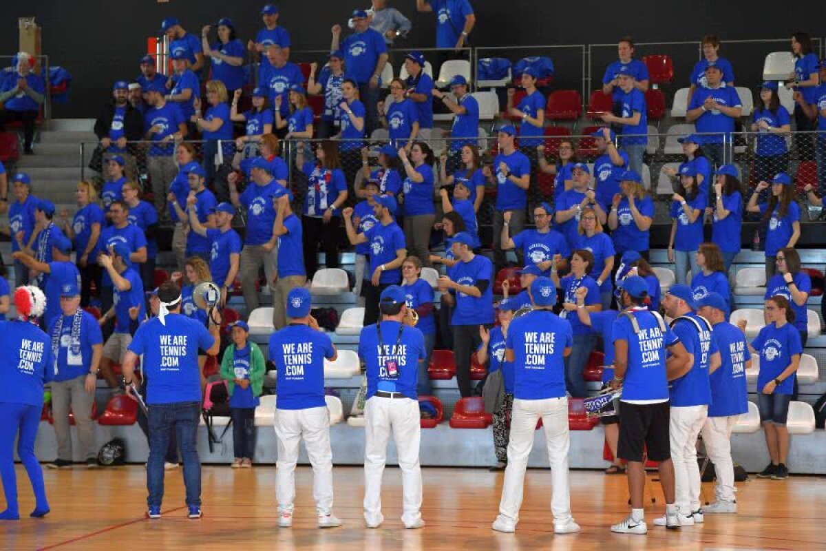 FRANȚA - ROMÂNIA, FED CUP // FOTO + VIDEO Imagini filmate cu o oră înainte de meci: Emil Boc, șef de galerie + scenografia pregătită de cei 1800 de români