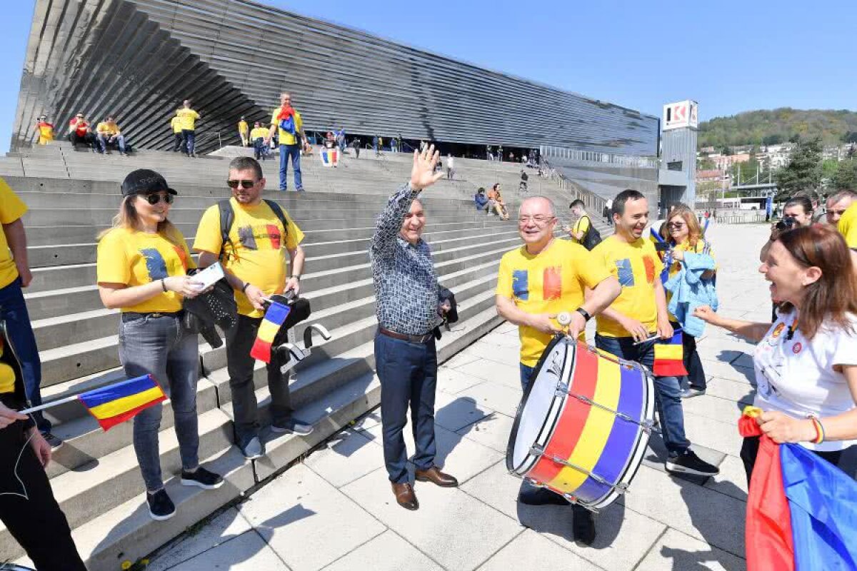 FRANȚA - ROMÂNIA, FED CUP // FOTO + VIDEO Imagini filmate cu o oră înainte de meci: Emil Boc, șef de galerie + scenografia pregătită de cei 1800 de români