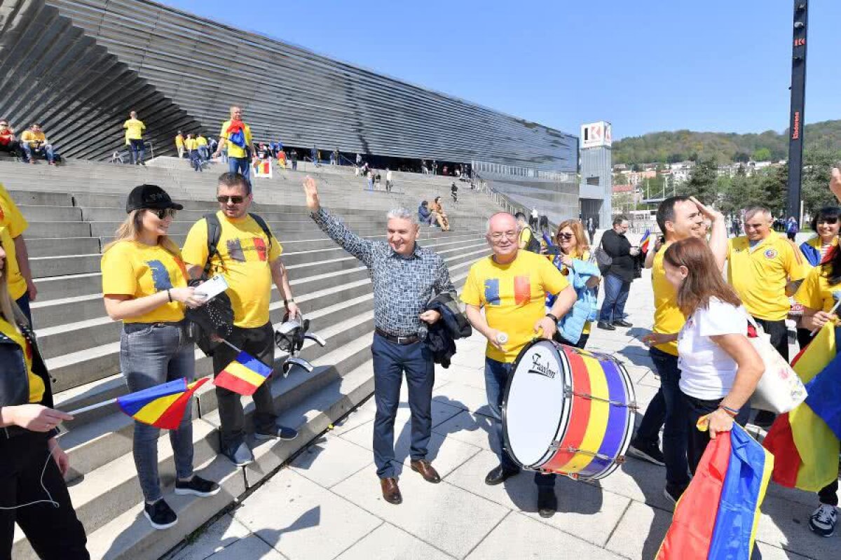 FRANȚA - ROMÂNIA, FED CUP // FOTO + VIDEO Imagini filmate cu o oră înainte de meci: Emil Boc, șef de galerie + scenografia pregătită de cei 1800 de români