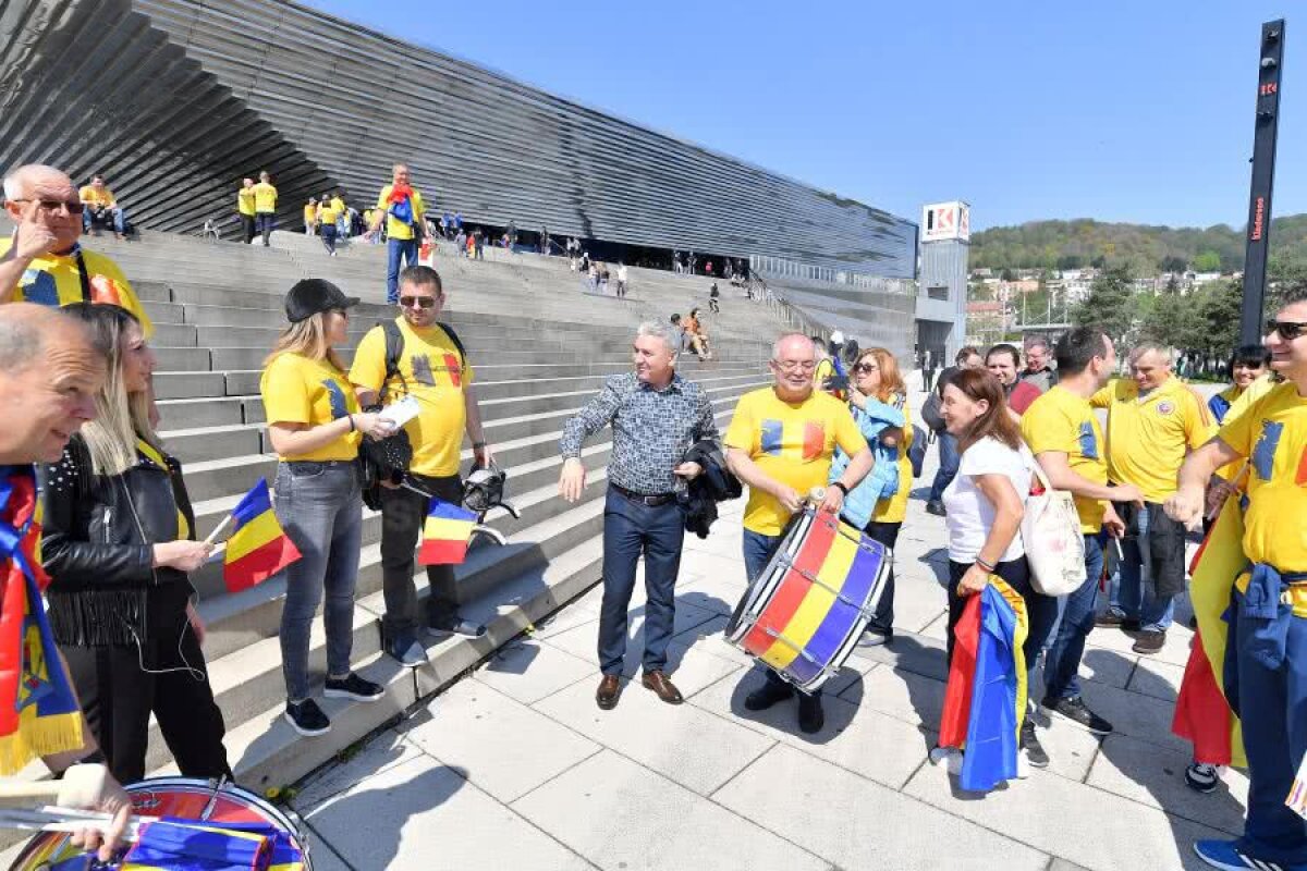 FRANȚA - ROMÂNIA, FED CUP // FOTO + VIDEO Imagini filmate cu o oră înainte de meci: Emil Boc, șef de galerie + scenografia pregătită de cei 1800 de români