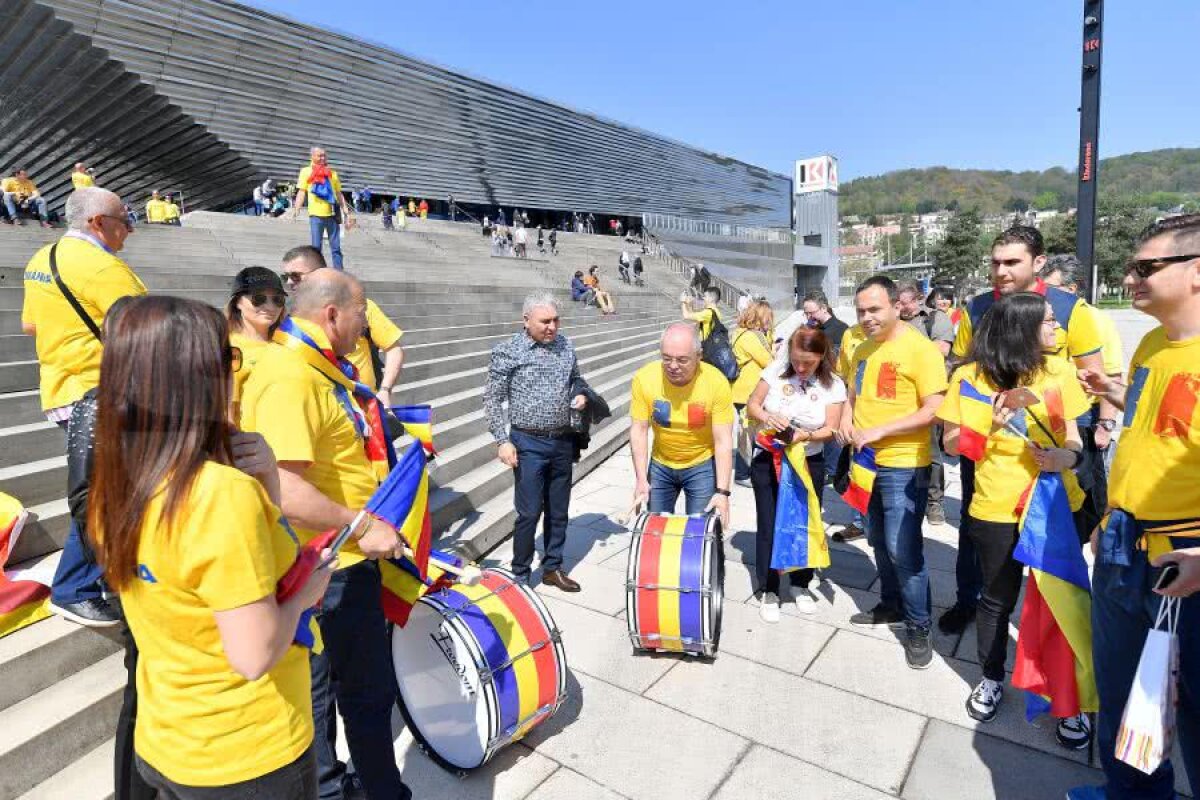 FRANȚA - ROMÂNIA, FED CUP // FOTO + VIDEO Imagini filmate cu o oră înainte de meci: Emil Boc, șef de galerie + scenografia pregătită de cei 1800 de români