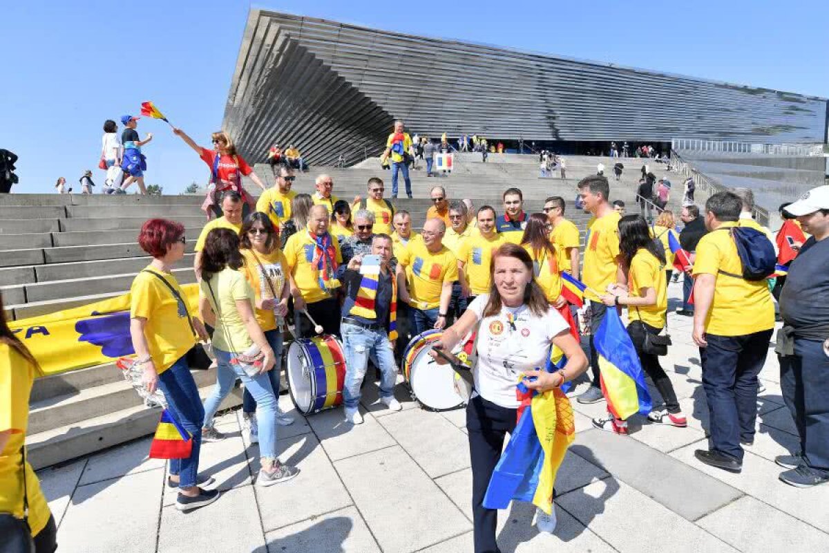 FRANȚA - ROMÂNIA, FED CUP // FOTO + VIDEO Imagini filmate cu o oră înainte de meci: Emil Boc, șef de galerie + scenografia pregătită de cei 1800 de români