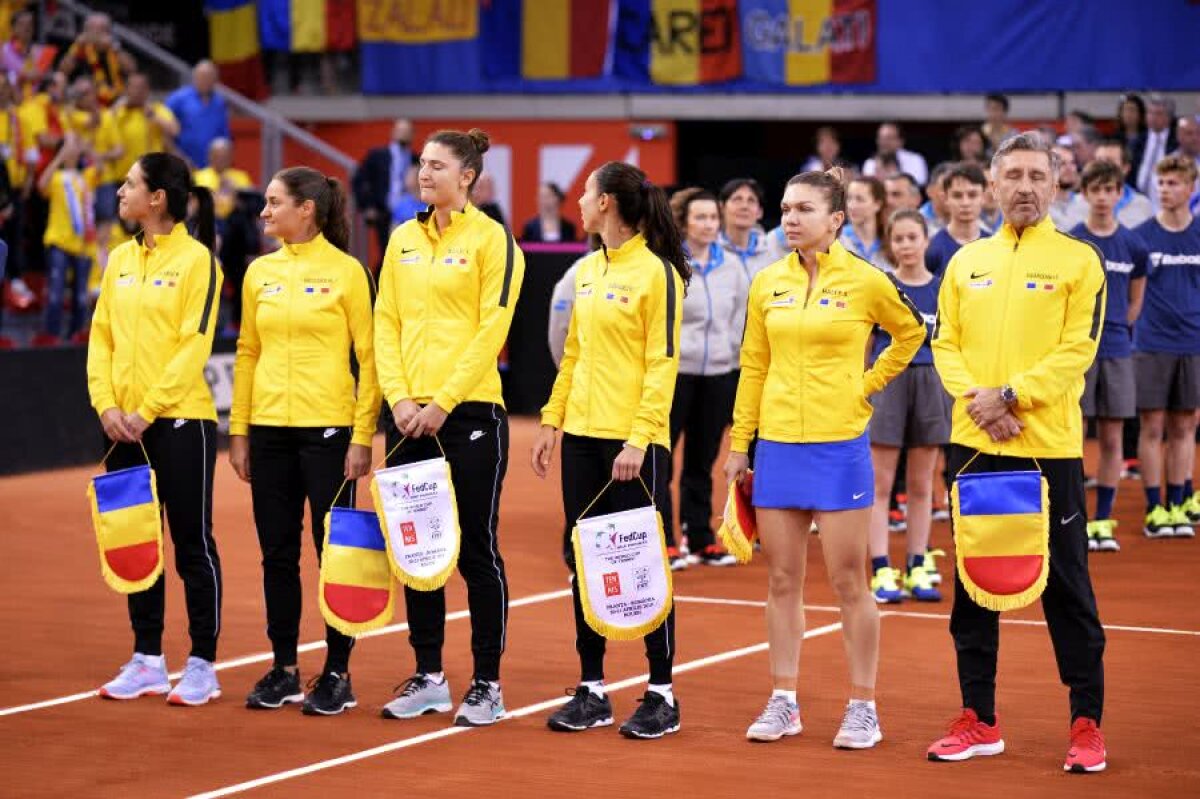 SIMONA HALEP - KRISTINA MLADENOVIC // GALERIE FOTO Franța - România, duel tare și în tribune » Scenografiile afișate la startul semifinalei FED Cup