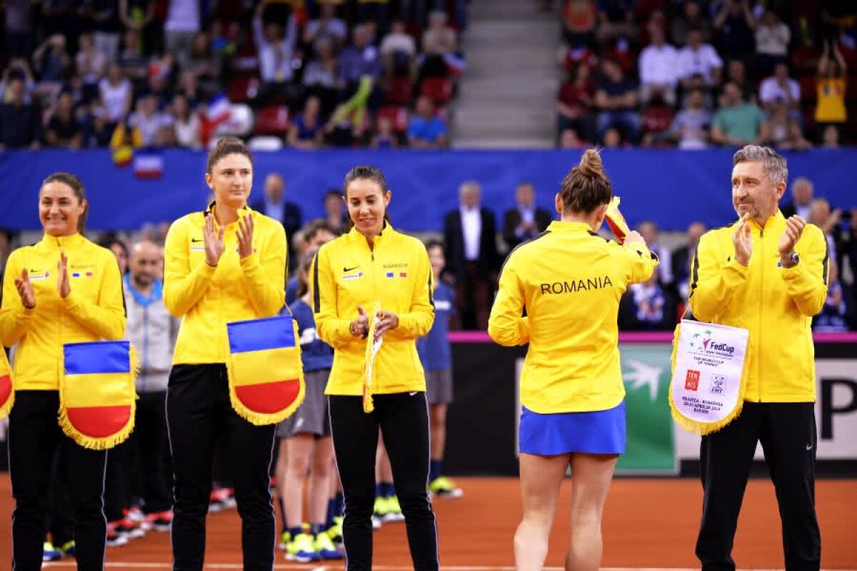 SIMONA HALEP - KRISTINA MLADENOVIC // GALERIE FOTO Franța - România, duel tare și în tribune » Scenografiile afișate la startul semifinalei FED Cup