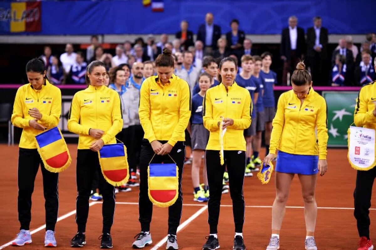 SIMONA HALEP - KRISTINA MLADENOVIC // GALERIE FOTO Franța - România, duel tare și în tribune » Scenografiile afișate la startul semifinalei FED Cup