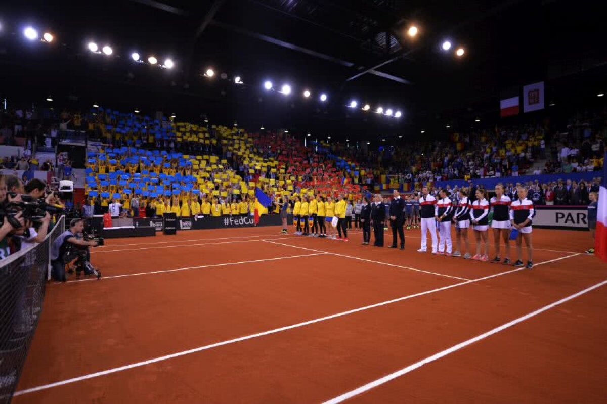 SIMONA HALEP - KRISTINA MLADENOVIC // GALERIE FOTO Franța - România, duel tare și în tribune » Scenografiile afișate la startul semifinalei FED Cup