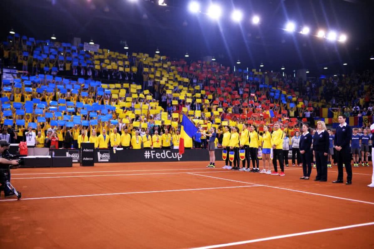 SIMONA HALEP - KRISTINA MLADENOVIC // GALERIE FOTO Franța - România, duel tare și în tribune » Scenografiile afișate la startul semifinalei FED Cup