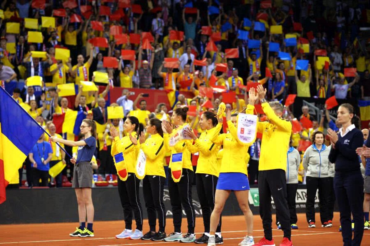 SIMONA HALEP - KRISTINA MLADENOVIC // GALERIE FOTO Franța - România, duel tare și în tribune » Scenografiile afișate la startul semifinalei FED Cup