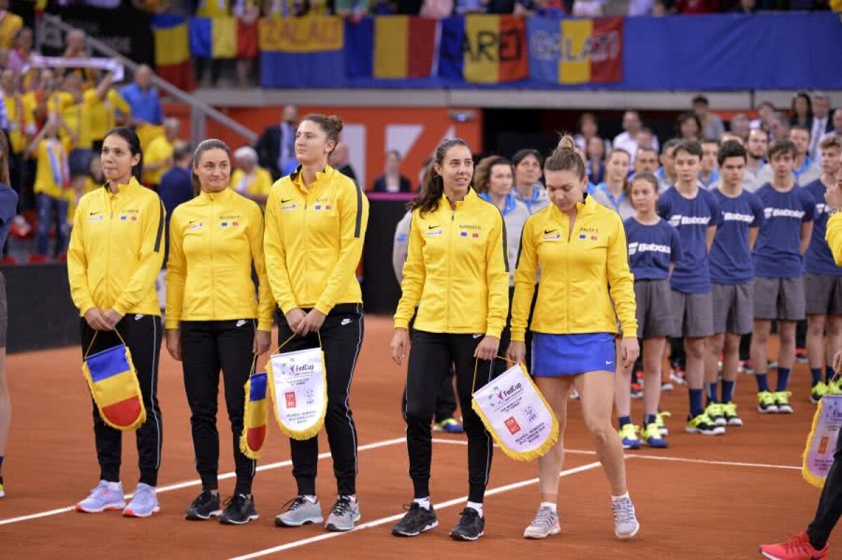 SIMONA HALEP - KRISTINA MLADENOVIC // GALERIE FOTO Franța - România, duel tare și în tribune » Scenografiile afișate la startul semifinalei FED Cup