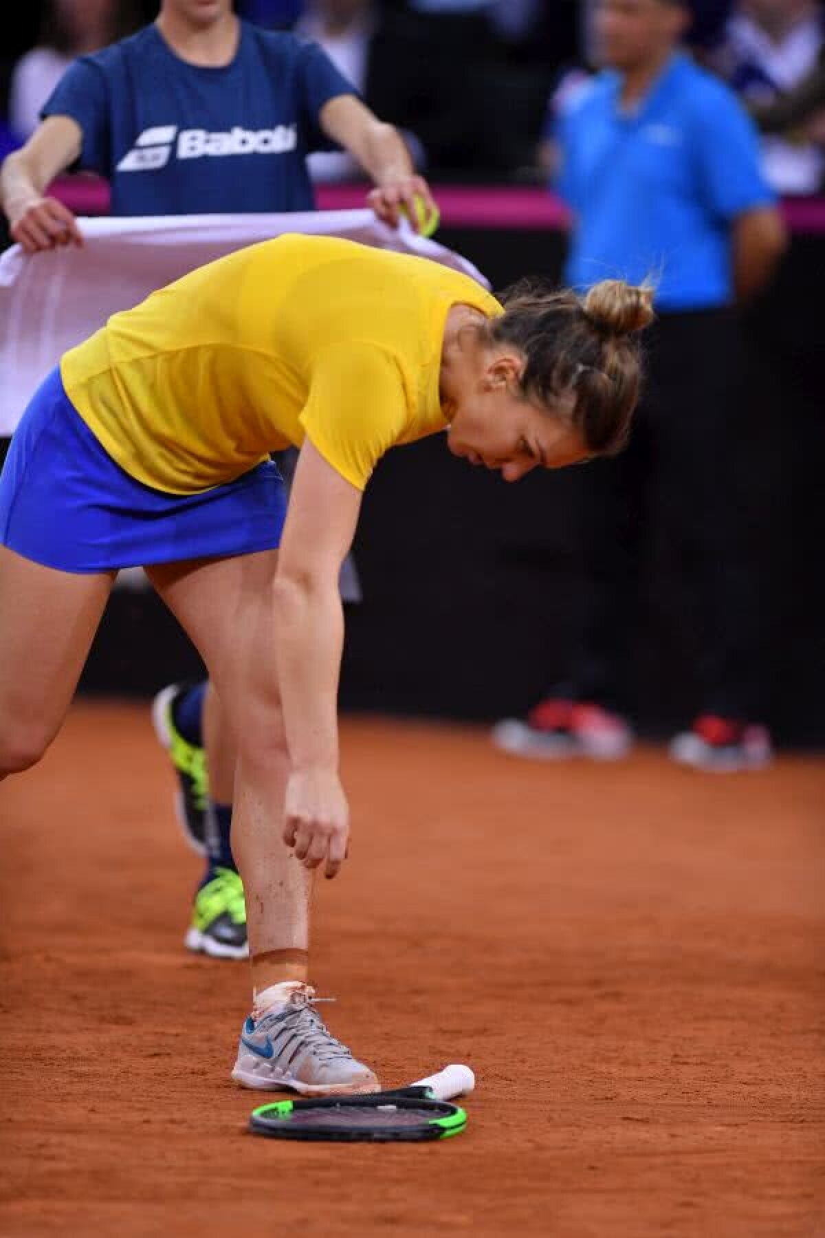 SIMONA HALEP - CAROLINE GARCIA // FOTO Momente tensionate în finalul primului set: Halep, plină de nervi după ce a alunecat pe zgură + Francezii au huiduit-o!