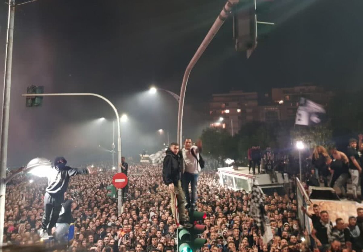RĂZVAN LUCESCU, CAMPION ÎN GRECIA // VIDEO EXCLUSIV Imagini senzaționale din autocarul cu care PAOK Salonic a defilat! Reacție EXCLUSIVĂ a lui Răzvan Lucescu
