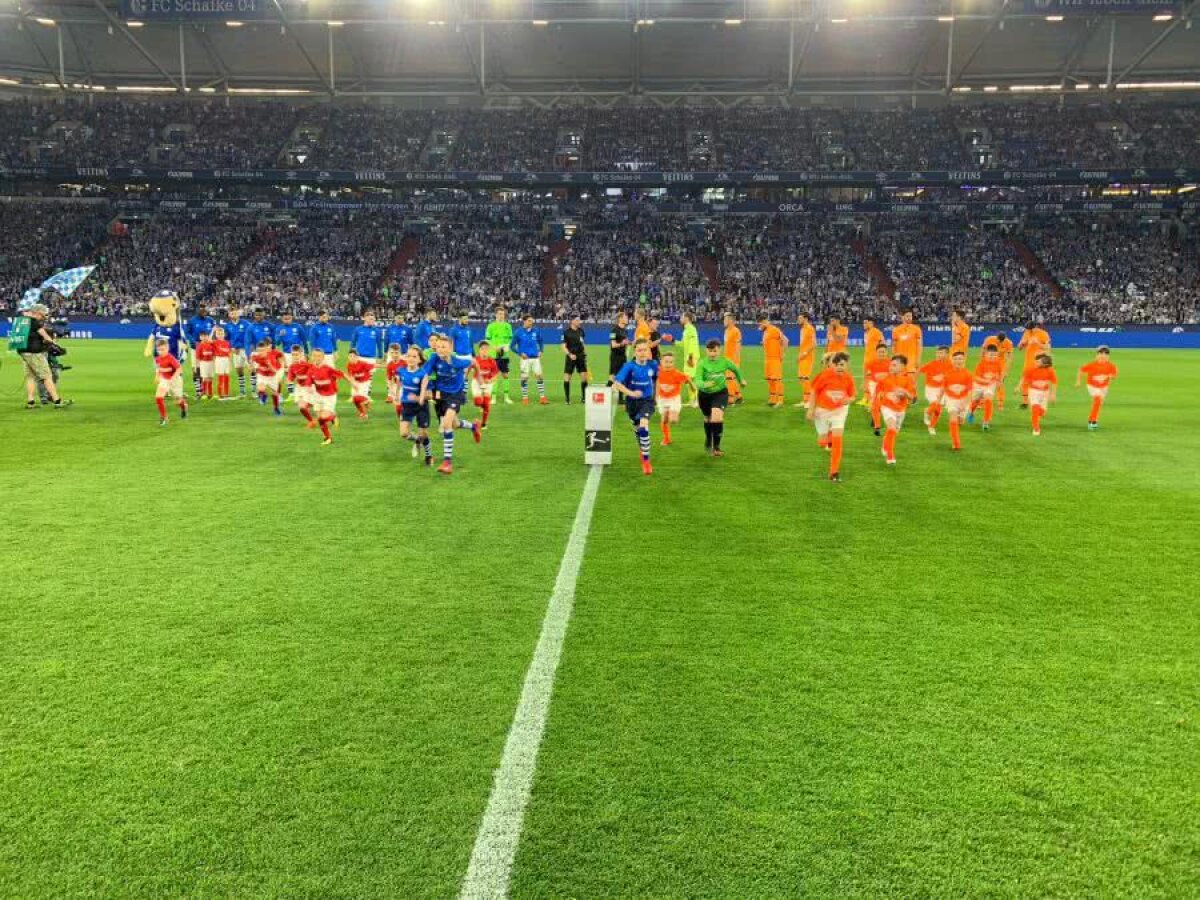 VIDEO + FOTO Copiii din selecționata U10 a Bacăului au intrat pe teren în Schalke - Hoffenheim 2-5