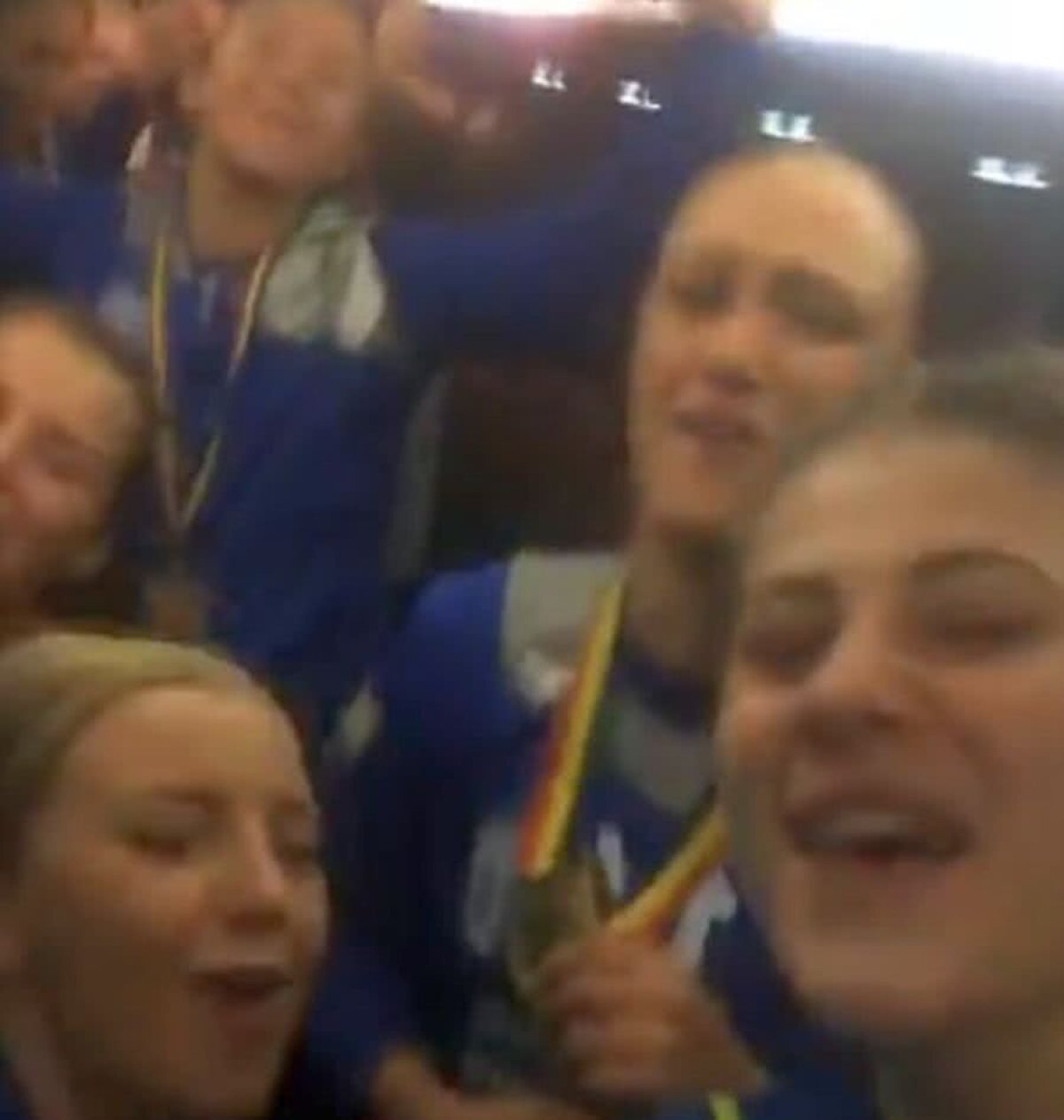 VIDEO CSM București, petrecere pe manele după câștigarea Cupei! Cum au dansat jucătoarele în autocar