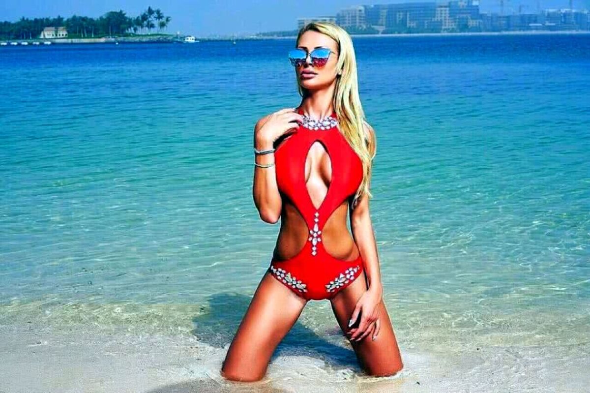 FOTO Blană de titlu » Elena e cea mai sexy prezență de la meciurile fotbaliștilor lui Dan Petrescu