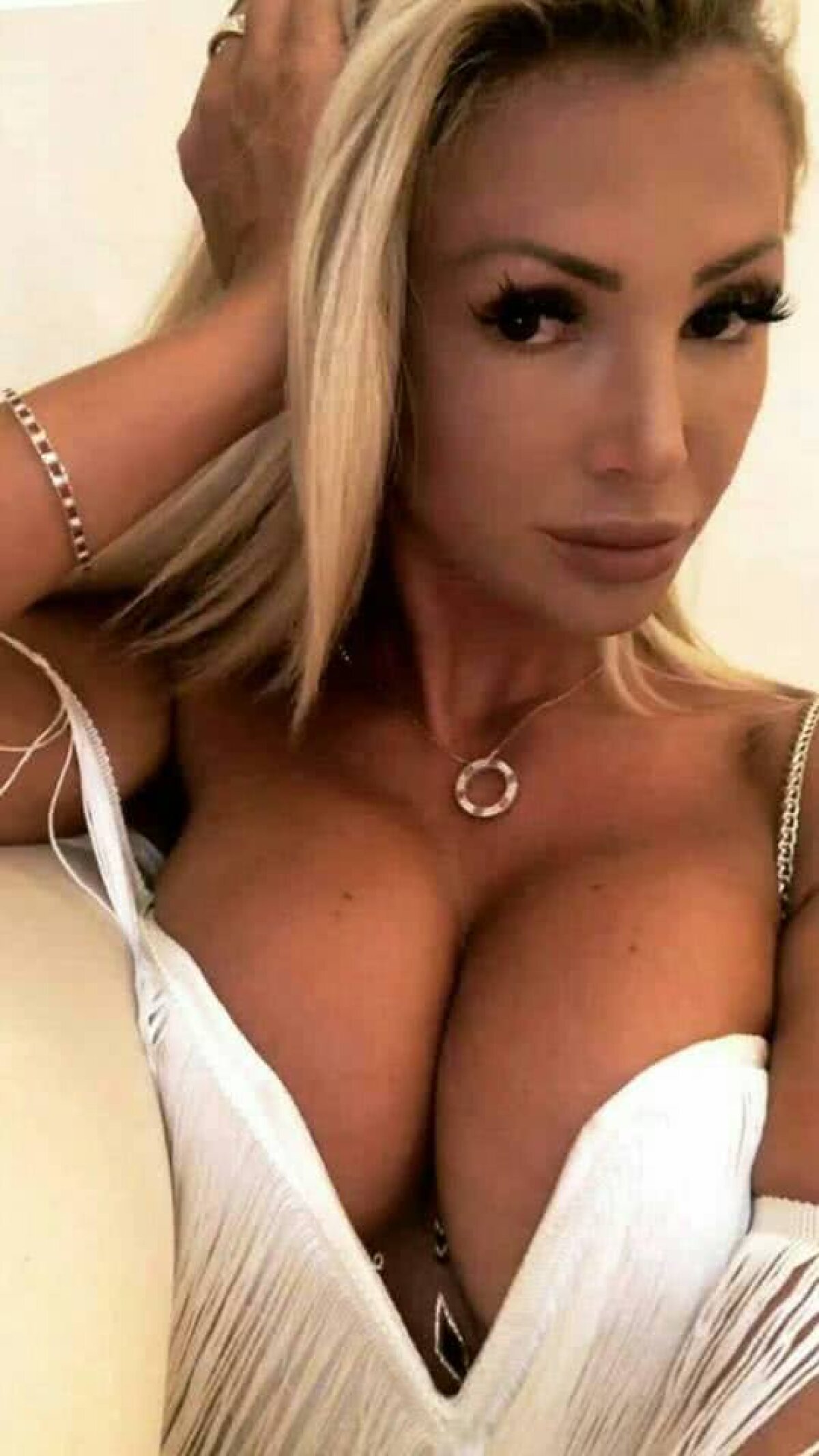 FOTO Blană de titlu » Elena e cea mai sexy prezență de la meciurile fotbaliștilor lui Dan Petrescu